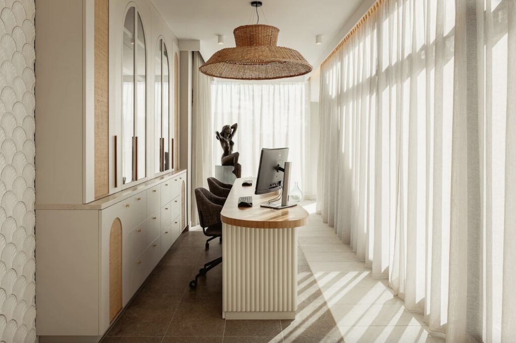 Accueil de Maison Evoluskin à Dinard, espace lumineux et apaisant dédié au bien-être, à la détente et à la prise en charge esthétique.