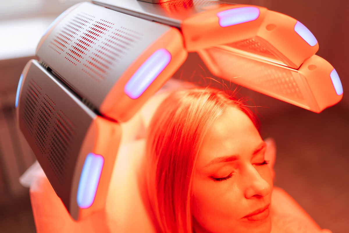 Séance de luminothérapie LED rouge appliquée au niveau du cuir chevelu pour soutenir la vitalité capillaire et accompagner la prise en charge de la chute de cheveux.