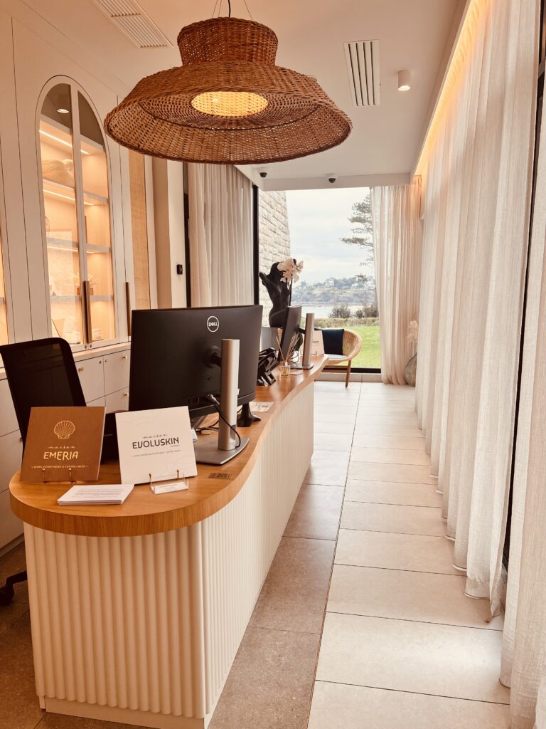 Secrétariat du cabinet de médecine esthétique Maison Evoluskin à Dinard à proximité de Saint-Malo